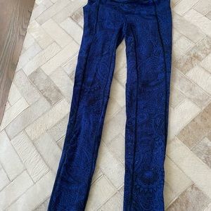 A little paint on them but not noticeable and size 0